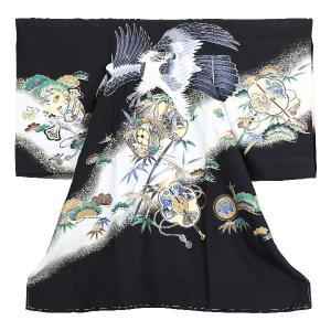 右に軍配、左に小槌、背に鷹と竹に鼓